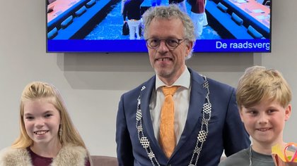 Nieuwe kinderburgemeester Hugo (10) is geïnstalleerd: ‘Het lijkt me bijzonder iets te betekenen voor Ermelo en iedereen die er woont’