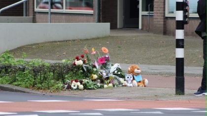 Bloemen en knuffels neergelegd op plek van dodelijk ongeval in Veenendaal