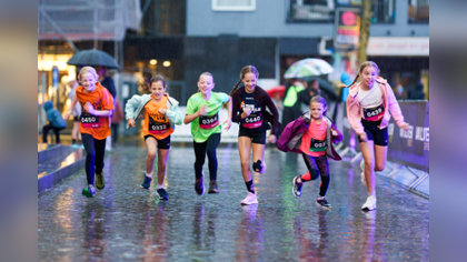 In beeld: Regen houdt 2700 deelnemers niet tegen bij jubileumeditie Veenendaal City Run