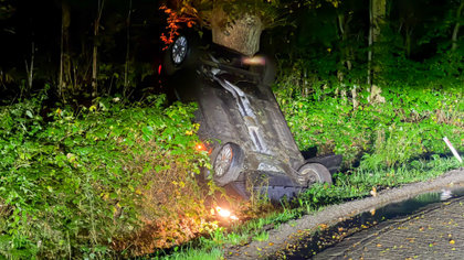 Automobiliste belandt ondersteboven tegen boom in Putten en raakt rijbewijs kwijt