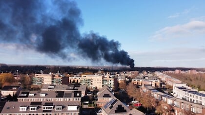 Brand aan Bonseweg in Hellevoetsluis: grote zwarte rookwolken zichtbaar