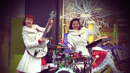 Live muziek en kerstvrouwtjes op Woonboulevard Almelo