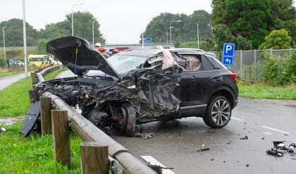 Twee gewonden bij ongeval Kralen tussen vrachtwagen en twee auto’s