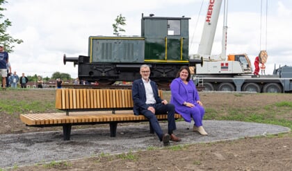 Opening van Tussenstation Wouw op F58 met gerestaureerde locomotief: ‘Uniek rustpunt voor fietsers’