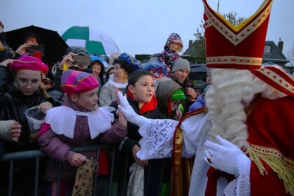 Sinterklaasintocht Tholen ondanks de regen een succes