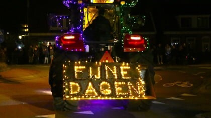 Verlichte trekkertocht brengt Tholen een warme kerstgroet