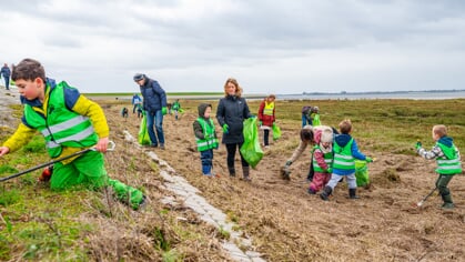 Jong en oud bestrijdt zwerfafval langs de Oosterschelde: ‘Lijkt wel strandjutten’