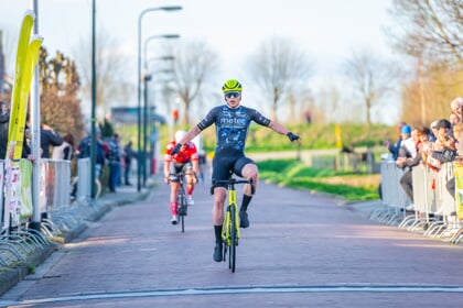Wind op de dijk blijkt ook bij het 75-jarige jubileum van de Ronde van Oud-Vossemeer de scherprechter