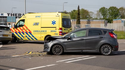 Twee auto’s bij op- en afrit A17 botsen met elkaar