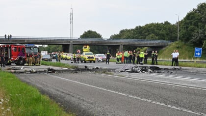 Piloot overleden na vliegtuigcrash op snelweg A58 bij Breda Airport