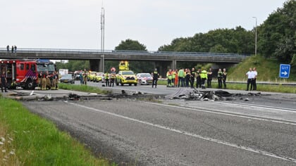 Vliegtuig neergestort op snelweg A58, piloot overleden