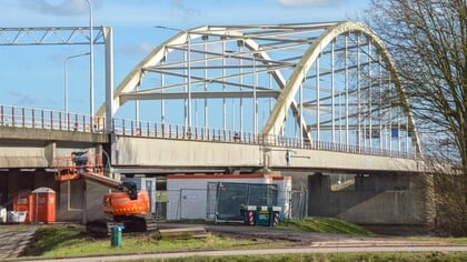 Werkzaamheden op parallelweg Thoolse brug, tractoren over hoofdrijbaan