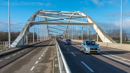 Dringend verzoek aan boeren: ‘Vermijd overdag parallelweg van Thoolse brug’