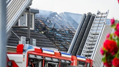 Woningbrand aan Dennenbroek onder controle, straat tijdelijk zonder stroom