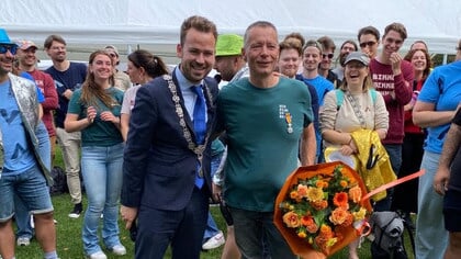 Bij de start van ZOKA wordt Wilfred Huijsmans (52) verrast met een lintje