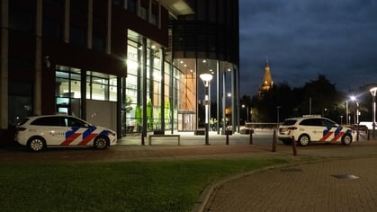 Bivakmutsen, vuurwerk en gebonk: Tegenstanders AZC verstoren raadsvergadering in Steenbergen