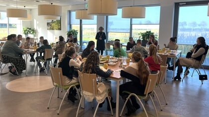 Burgemeester ontbijt met leerlingen groep 8 Rehobothschool in gemeentehuis
