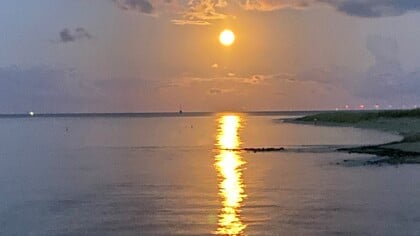 Supermaan mooi boven Waddenzee