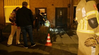 Explosie bij woning, omwonenden blussen het vuur