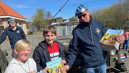 Veteranen delen stripboeken uit op basisscholen