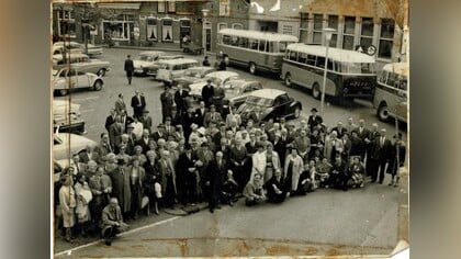 Terug in de tijd stapt uit de bus