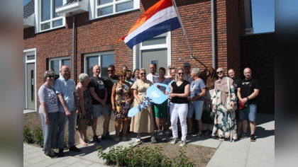 Klaar voor een nieuwe start in de Burg. Moorsstraat: bewoners ontvangen de sleutel