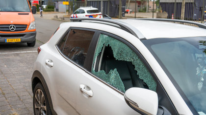 Ruiten van twaalf auto’s ingeslagen aan de Slingerweg, ook spullen gestolen