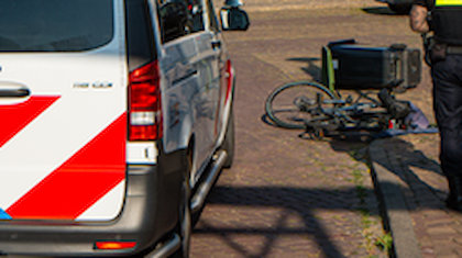 Motorrijder aangereden op Gagelboslaan, automobilist rijdt door: politie zoekt getuigen