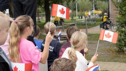 Van Brugge naar Steenbergen: Canadese gasten fietsen langs spoor van bevrijders