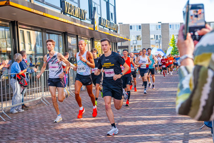 Zien: Geen hitte, maar ideale loopomstandigheden: Halve Marathon Roosendaal maakt geslaagd najaarsdebuut