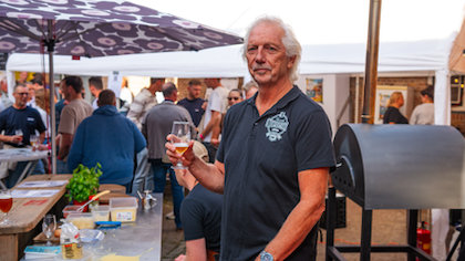 Nick en Nino schieten hun vader Charel te hulp bij Thools bierfestival