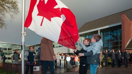 Eerbetoon aan onze Canadese bevrijders: de Canadese vlag gaat weer uit