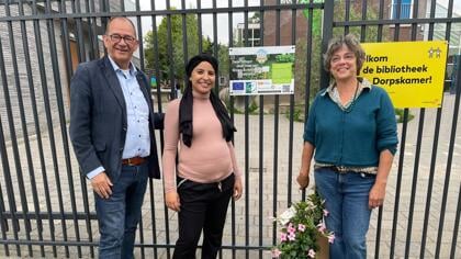 Wethouder Vat van Molenlanden onthult GSP-Onderwijs bord in Arkel