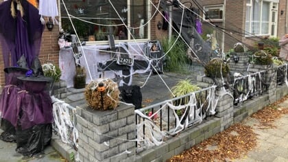 Griezelige voortuin verdeelt Ouderkerk: ‘Wij vieren Halloween’