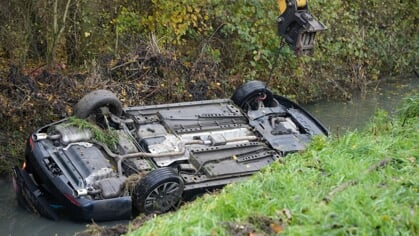 Ernstig ongeluk in Uitwijk: auto met moeder en twee jonge kinderen op de kop in sloot