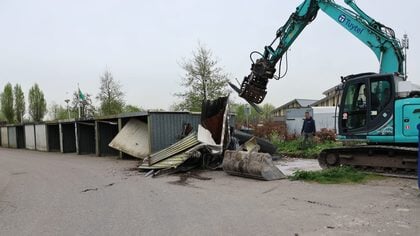 Na jaren wachten is het zover: de sloop van de garageboxen aan de Beemdweg in Oud-Alblas