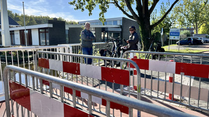 Hekken op brug bij Fokkerstraat zorgen voor onbegrip bij fietsers
