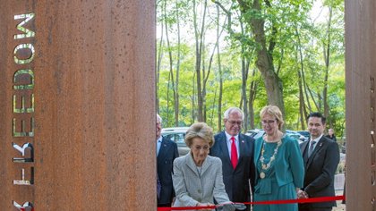 Bezoekerscentrum officieel geopend: Wie liggen er achter die witte stenen?