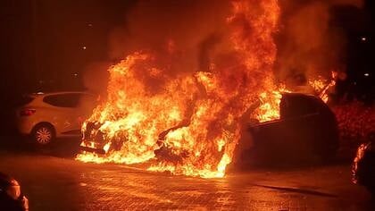 Auto’s uitgebrand op parkeerplaats zwembad Stad