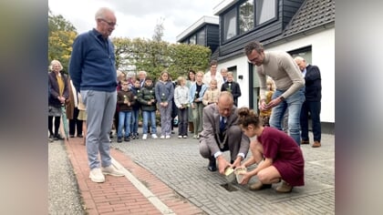 Eerste Stolpersteine van Molenlanden geplaatst. Burgemeester: ‘Ik hoop dat velen erover zullen struikelen’