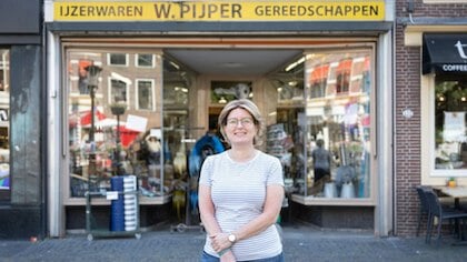 Al ruim 100 jaar kluswinkel W. Pijper op de Oudegracht: ‘Ik moet wel kunnen ouwehoeren’