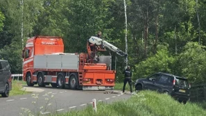Transportbedrijf takelt auto terug de weg op in Schaijk