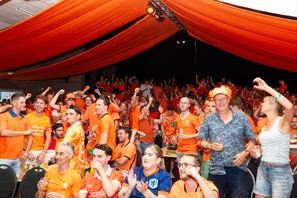 Honderden fans vieren ruime zege van Nederlands Elftal in Oranjehuis Schaijk